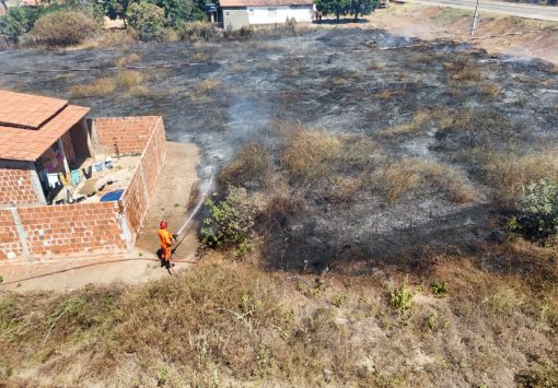 Incêndio em vegetação assusta moradores no bairro Primavera em São Raimundo Nonato; Corpo de Bombeiros alerta que prática é crime