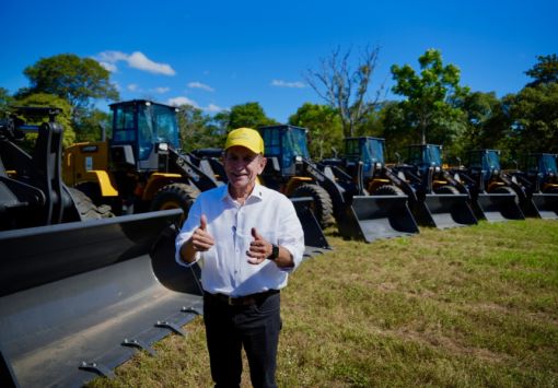Pás carregadeiras entregues por Marcelo Castro beneficiam agricultores e geram economia aos cofres municipais