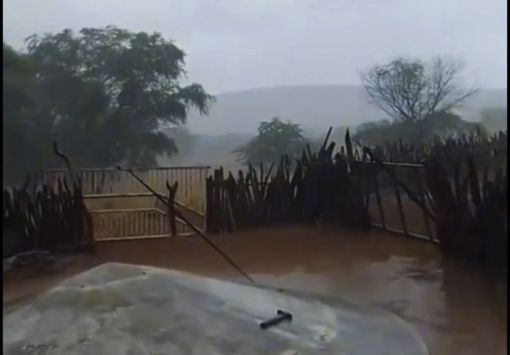Chuva surpreende moradores da comunidade Olho d’Água, na zona rural de Dom Inocêncio, em pleno mês de julho