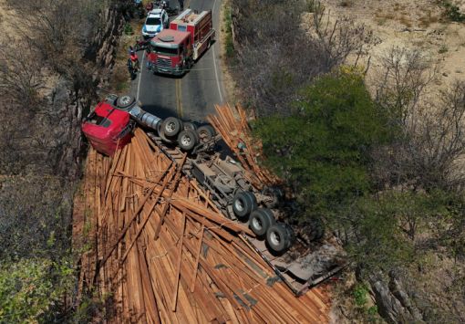 Carreta carregada de madeira tomba no trecho do “Corte” da Serra Vermelha em São Raimundo Nonato