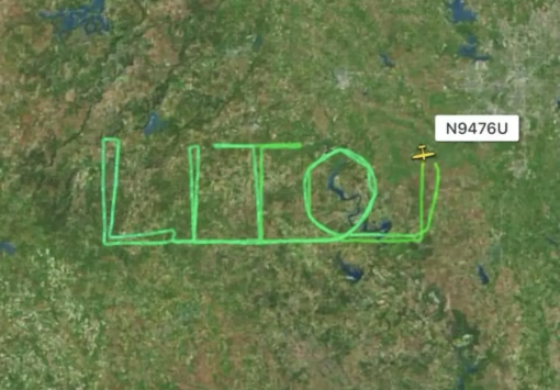 Avião desenha “LITO” no céu dos EUA em homenagem ao criador do canal Aviões e Músicas