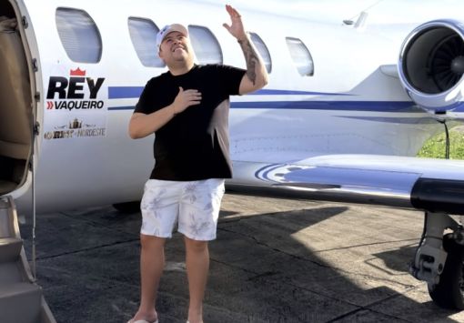 Avião com cantor Rey Vaqueiro sai da pista e pega fogo após pouso no RN