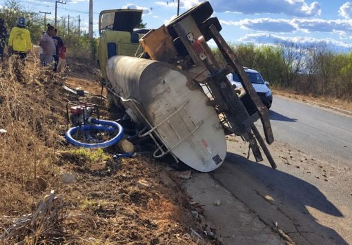 Caminhão-pipa a serviço do DER-PI tomba na Avenida Agemiro Maurício dos Santos, em São Raimundo Nonato
