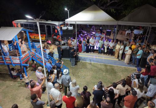 Prefeito Rogério Castro inaugura praça na comunidade Lagoa de Fora